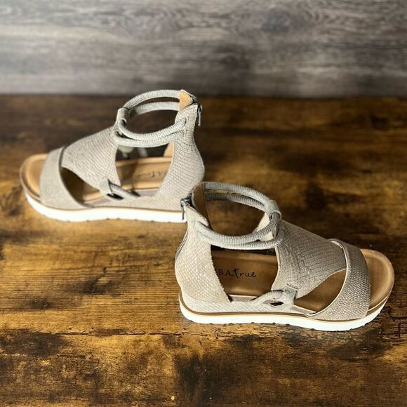 Diba True Women's Green Clover Cushioned Low Wedge Sandal in Taupe. Size 6. New! - Picture 14 of 16